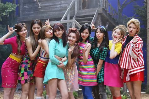 SIGNAL De TWICE Se Convierte En Su Decimocuarto MV En Alcanzar Los