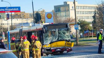 Zderzenie autobusu MZA z autem osobowym w Warszawie Są ranni