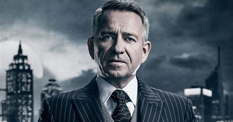 Arriba 70 Imagen Actor Que Hace De Alfred En Batman Abzlocal Mx