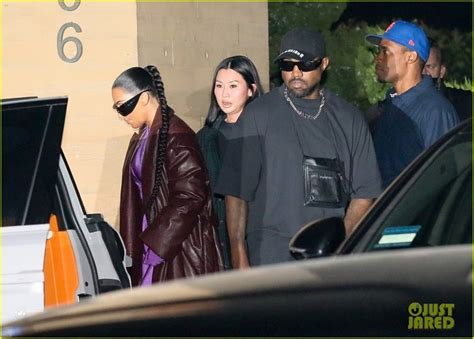 Kim Kardashian trang điểm màu nude sành điệu ra phố