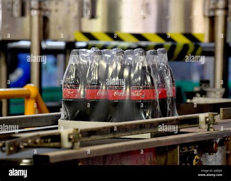 La Ltima Caja De Coca Cola Sin Az Car Se Ve En Una Cinta