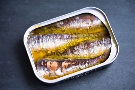 La OCU asegura que falta información nutricional en latas de sardinas