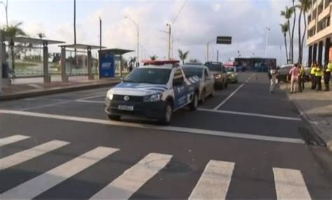 Motorista Dorme E Deixa Carro Parado No Meio Da Pista Em Via