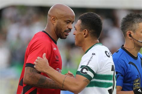 Coritiba parabeniza o Athletico pelo centenário Banda B