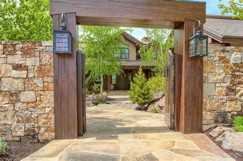 Drew Bledsoes Bend Estate