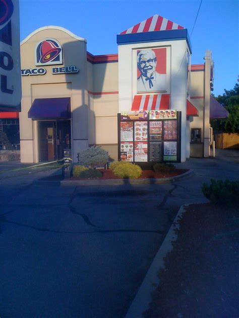 Kfc Taco Bell The Drive Thru Setup Is Rather Cramped Bobby P Flickr