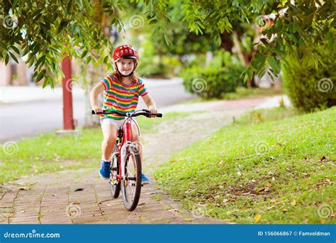 Niños En Bicicleta Niño En Bicicleta Ciclo Del Niño Imagen De Archivo