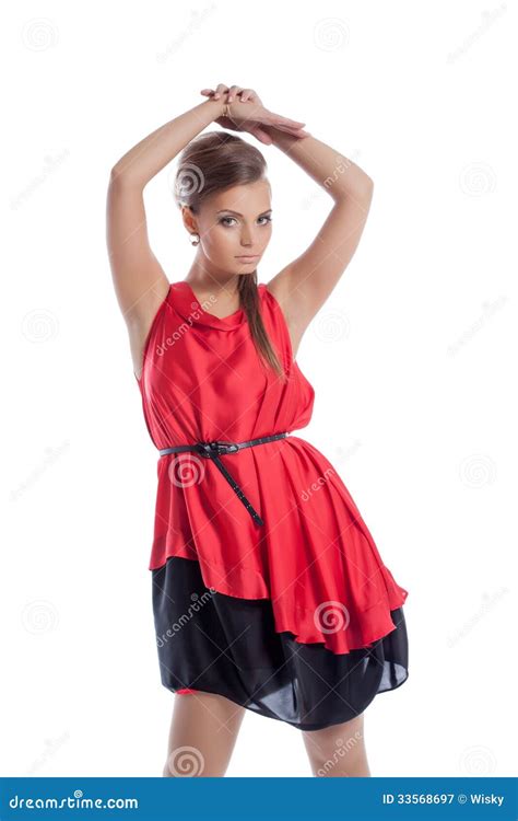 Jeune Fille Gracieuse Posant Dans La Robe Rouge De Satin Image Stock