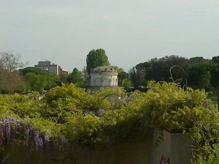 Parco Urbano Del Mausoleo Di Teodorico Ravenna Italia Giardini