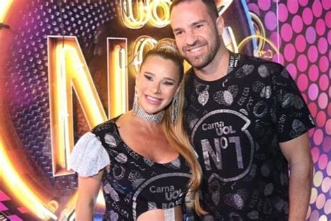 Dany Bananinha Aparece Tomando Banho De Balde Na Laje E Mostra Barriga