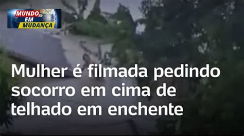 Mulher é Filmada Pedindo Socorro Em Cima De Telhado Em Enchente Youtube