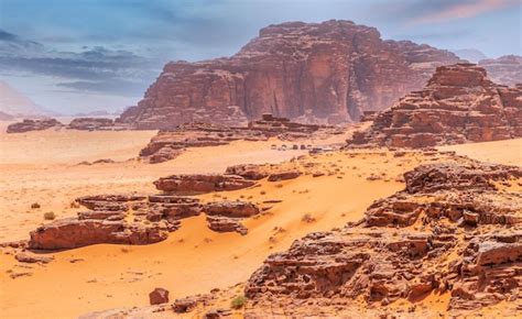 Montañas de arena roja y paisaje marthiano del desierto de wadi rum