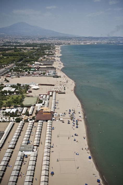 La Playa Di Catania E Sullo Sfondo Il Vulcano Etna © Ph Fabrizio Villa