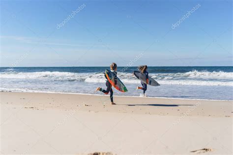 Niños En El Surf Nazare Portugal Niños Y Adolescentes En Trajes De Neopreno Tablas De Surf 2023