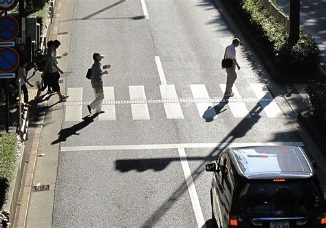 【自動車】信号機のない横断歩道、渡るという意思を明らかにしてくれたら普通に止まれるんだけれどとの声が・・。 時事ネタおもしろオリジナルブログ