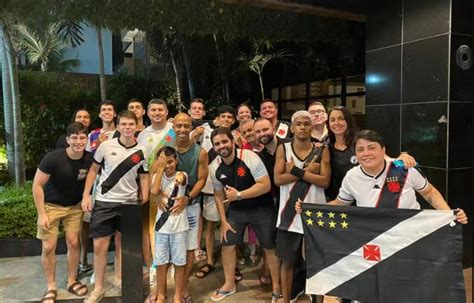 Vasco desembarca em Fortaleza apoio e cobrança da torcida Vasco