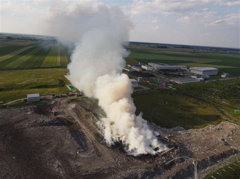 Pożar składowiska odpadów Reanimowano strażaka ZDJĘCIA z REGIONU