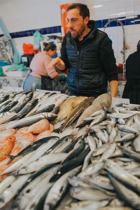 As Pessoas Compram Peixe Fresco No Mercado De Peixe Foto De Stock