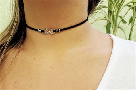 Colar gargantilha choker infinito couro camurça preto Elo7