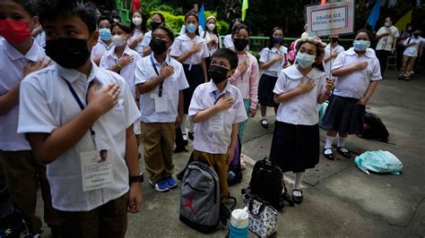 Los Niños Filipinos Vuelven A La Escuela Luego De Dos Años Perdidos A