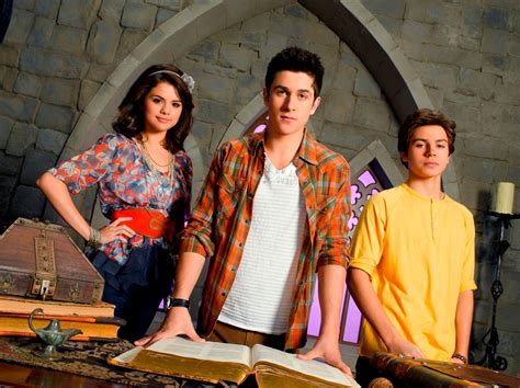 Selena Gomez David Henrie To Executive Produce Pilot For Wizards Of