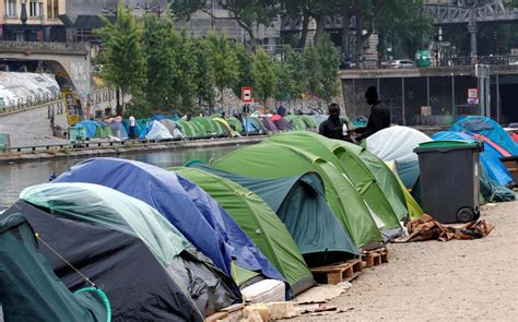 Migrants à Paris Collomb annonce une évacuation des campements à