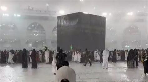 Pilgrims Face Severe Rains To Do Umrah In Makkah Around Kaaba Daily