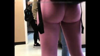 Une Camera Candide Filme Une Blonde Au Corps Sexy Dans Un Pantalon Rose Serre Malisa Moir