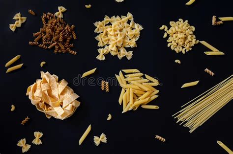 Diferentes Tipos De Pasta Seca Sin Cocer En El Fondo Negro Pappardelle