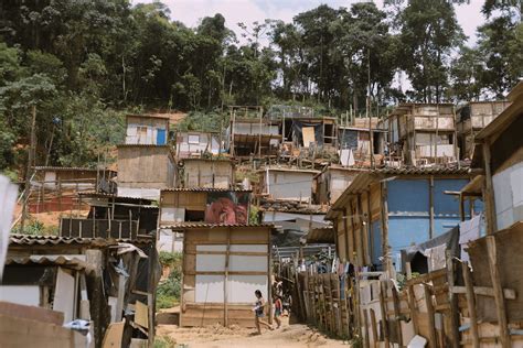 No Brasil em meio à pobreza aumenta o número de favelas e de famintos