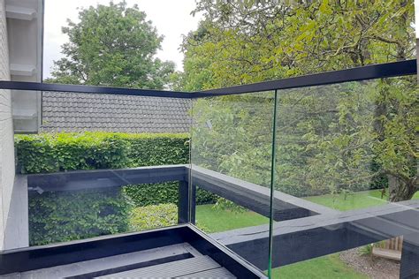 Glazen Balustrade Op Balkon In Vlijmen Balkonhekwerk