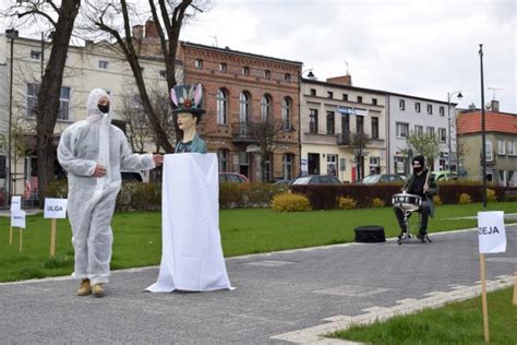 Takiej wystawy jeszcze nie było Covidoki na mosińskim rynku Gazeta