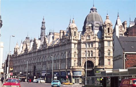 70 Fascinating Vintage Color Photographs That Capture Life In Leeds In