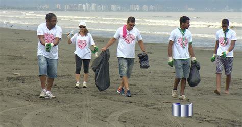 G Volunt Rios Recolhem Cinco Toneladas De Lixo Das Praias De