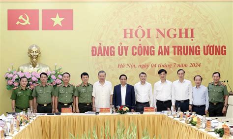 越南国家主席苏林与政府总理范明政出席中央公安党委会议 Vietnam Vietnamplus