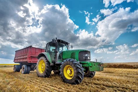 Un Tracteur Vert Moderne De John Deere Image éditorial Image du