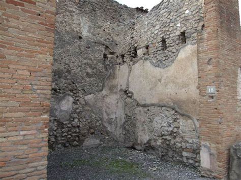 Vi Pompeii December Entrance Doorway And North Wall