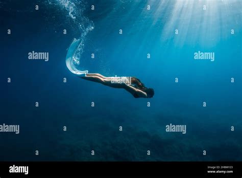 Frau im durchsichtigen bikini Fotos und Bildmaterial in hoher Auflösung Alamy