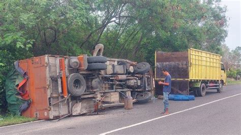 Mobil Truk Pengangkut Buah Mangga Terguling Di Jalan Raya Tanjung