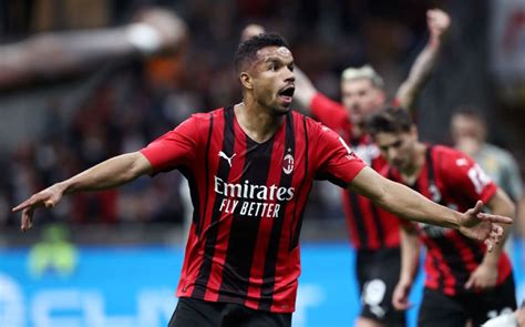 Diante de mais de 70 mil pessoas Milan retoma liderança do Italiano