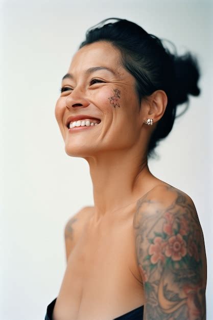 Portrait De Femme Avec Des Tatouages Corporels Photo Gratuite