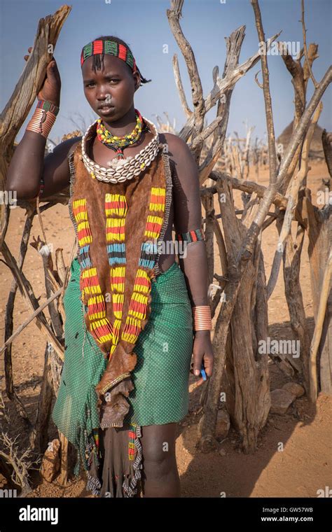 Retrato De Una Joven Mujer De La Tribu Hamer Omo En El Valle Del Sur De