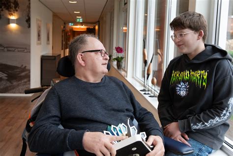 Marijn Doet Spelletjes En Kletst Met Ouderen Met Dementie Hij Is