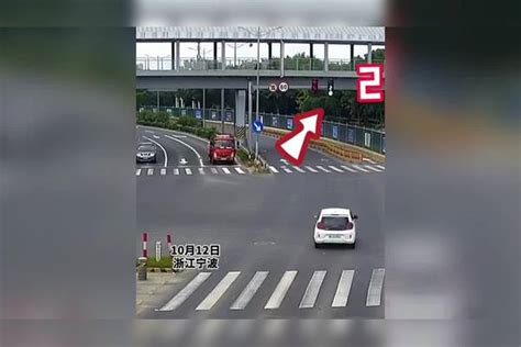 路口面包车跟货车抢黄灯，交警：宁等三分，不抢一秒