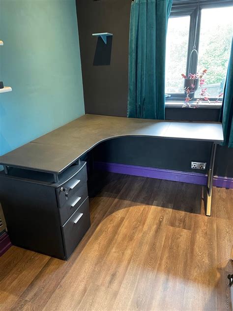 Large corner desk in DY4 Sandwell für 50 00 zum Verkauf Shpock DE