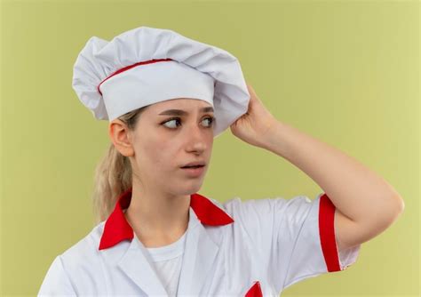 Impresionada Joven Cocinera Bonita En Uniforme De Chef Mirando Al Lado