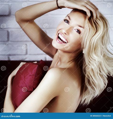 Femme Blonde Heureuse Dans Le Lit Image Stock Image Du Regarder Caucasien