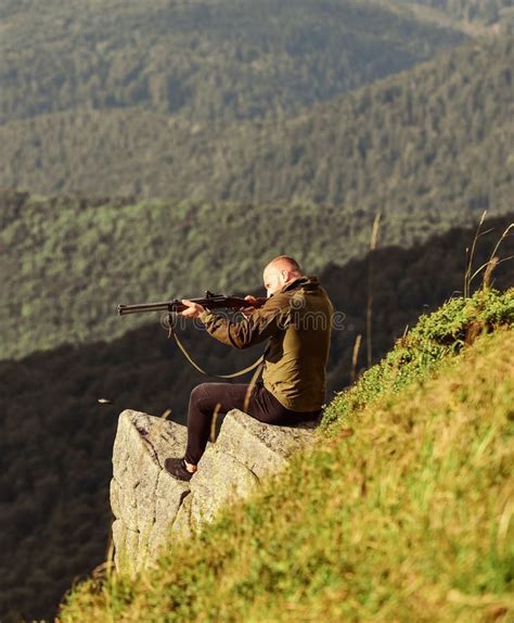 Rifle De Caza Cazador Pasa Caza De Ocio Caza En Las Montañas Fondo