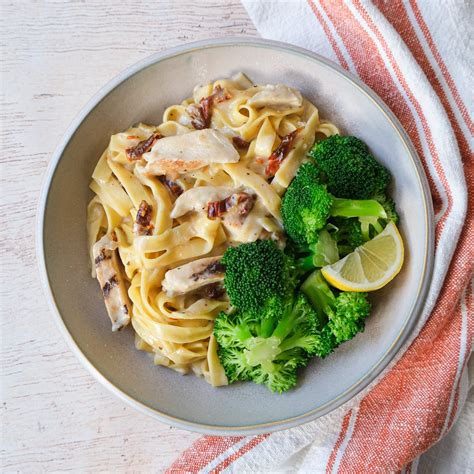 Ultra Easy Chicken Fettuccine Alfredo With Sun Dried Tomatoes Broccoli And Lemon Randalls