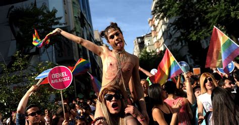 Turquie Istanbul interdit la gay pride en invoquant la sécurité L